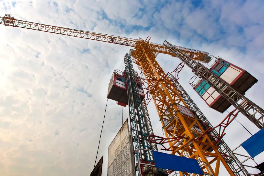 一份施工升降机的安全播报