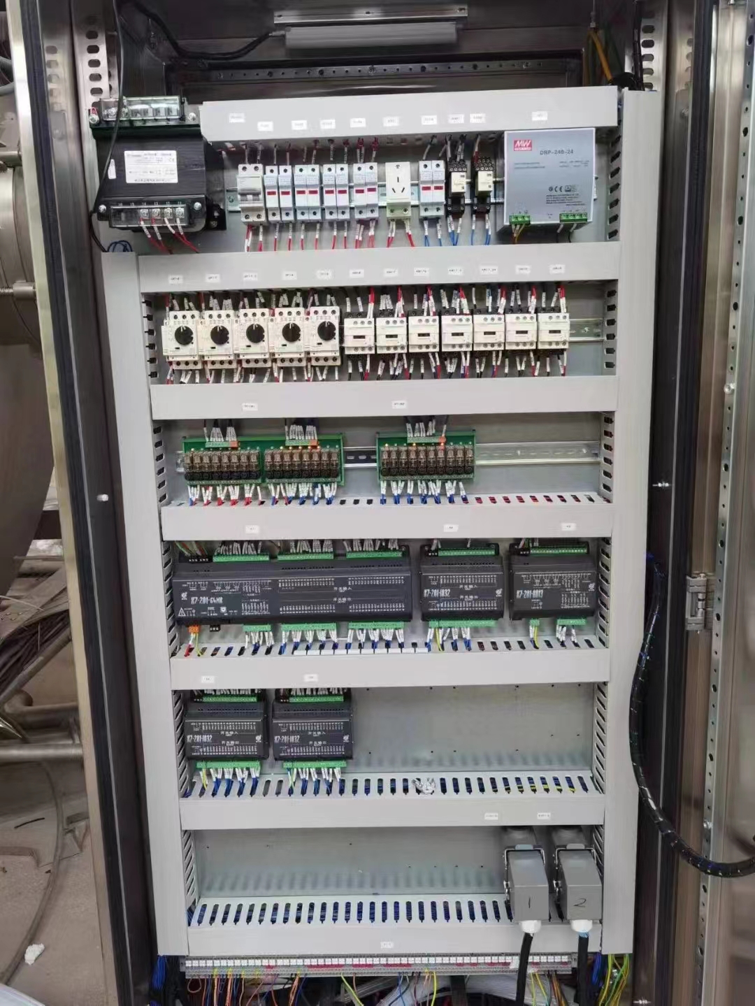 在漏电开关的下端可以接变频器吗？ 